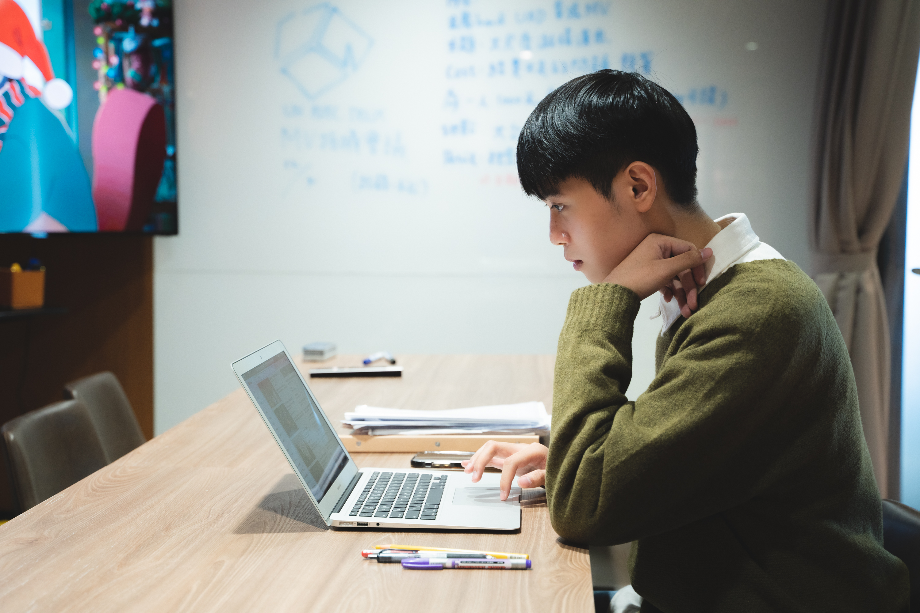 瑞誼商務中心財會稅務服務：筆記型電腦與文件